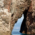 Trou dans la falaise